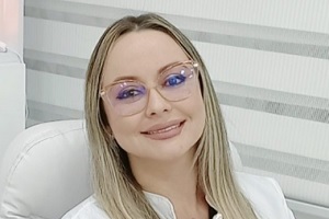 Dra. Carolina Gómez foto es de los mejores doctores de injerto de cabello en Colombia