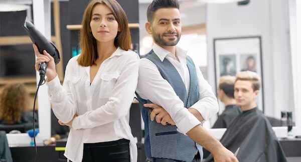 mejores peluqueros - dos profesionales peluqueros posando en un ambiente de peluquería.