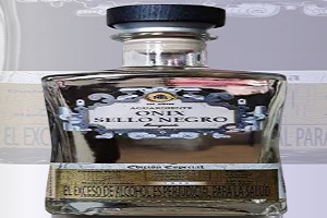 Onix Sello Negro Añejo de los aguardientes en Colombia