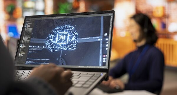 Las 10 mejores herramientas de IA en Colombia, persona usando una herramienta de ia en el trabajo