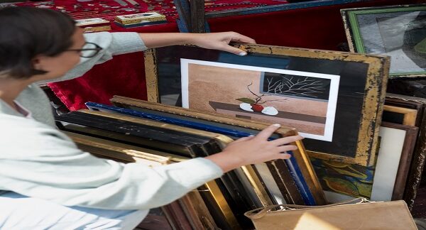 Las 10 mejores tiendas de cuadros decorativos en Colombia, mujer selecciona sus cuadros