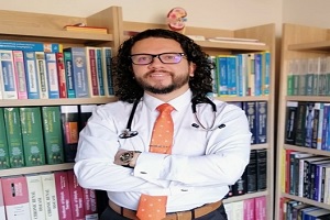 Dr. Angel Rolando Galván Marín, nefrólogo