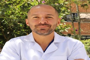 uno de los mejores proctólogos en Colombia, el Dr. Carlos Edgar Figueroa Avendaño