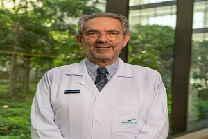 uno de los cirujanos cardiovasculares en Colombia, el Dr. Javier Darío Maldonado