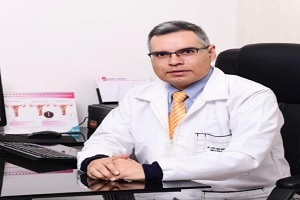 Dr. Javier Omar Mora Vicuña, ginecólogo