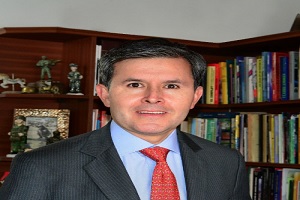 uno de los mejores analistas financieros en Colombia, foto del analista financiero José Roberto Acosta Ramos