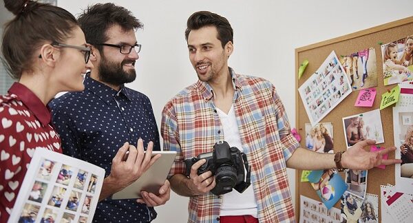 de los mejores publicistas, discuten ideas en un pizarrón