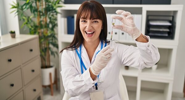 mejores alergólogos - una de las mejores alergólogos, sonrie mientras prepara una vacuna contra la alergia