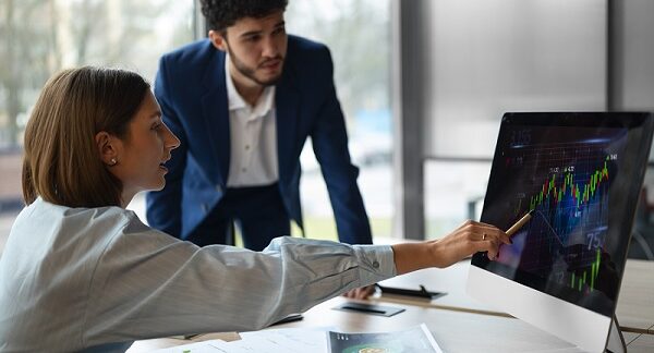 una de los mejores analistas financieros, le explica las graficas financieras a cliente masculino
