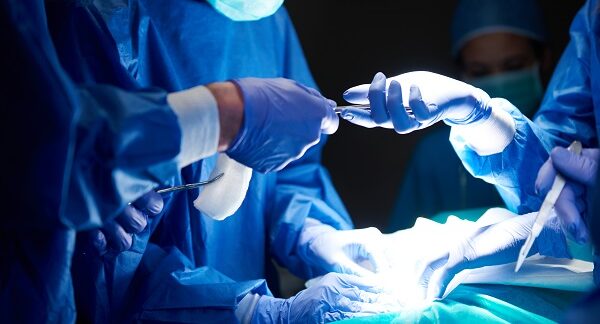 uno de los mejores cirujanos cardiovasculares, en cirugía a paciente en quirófano