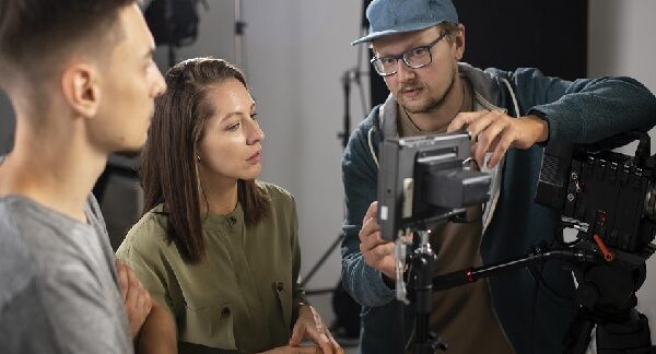uno de los directores de cine , le explica a sus actores que deben hacer