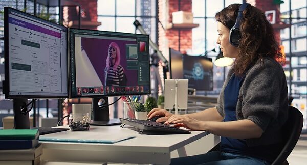 uno de los mejores diseñadores gráficos web, una diseñadora web trabaja en el diseño de una pagina web