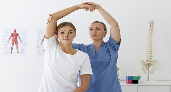 una de las mejores fisioterapeutas, le hace terapia a paciente femenina
