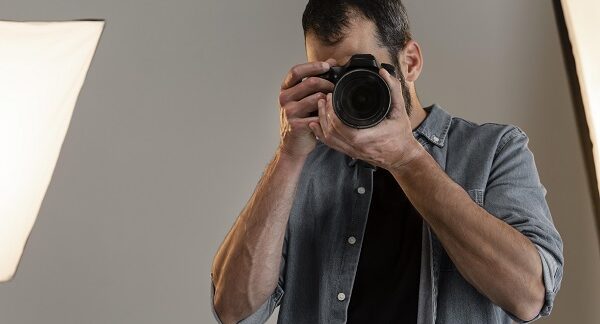 uno de los mejores fotógrafos, apuntando con su cámara para tomar fotos