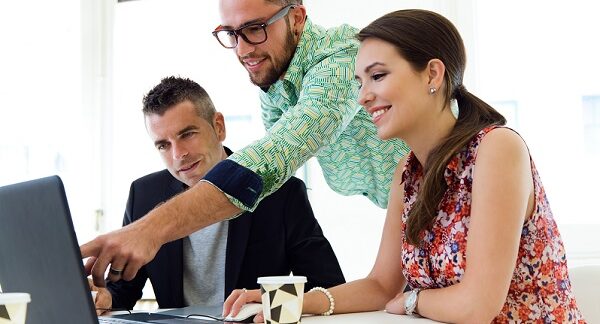 de los mejores gerentes de marketing, estan discutiendo acerca las estrategias de marketing