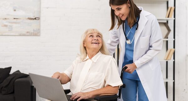 mejores geriatras - Geriatra asistiendo a una paciente en su consulta