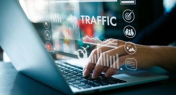 de los gestores de tráfico digital, un experto gestiona el trafico de las redes sociales, desde una laptop