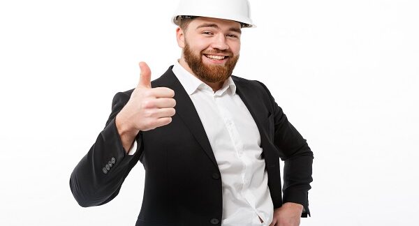 de los mejores ingenieros civiles, un ingeniero posa con el pulgar arriba y sonriente