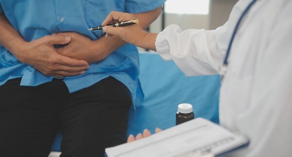 uno de los mejores proctólogos, recisa a su paciente masculino, con dolor en la próstata