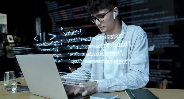 uno de los programadores de software, desarrolla un programa en su laptop