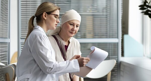 oncólogos - una de las mejores oncólogos, explicando a su paciente femenina con cáncer, los resultados de sus exámenes