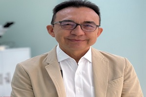 uno de los médicos de trasplante capilar en Colombia, foto del Dr. Edgar Mateus