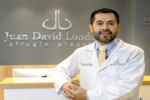 uno de los médicos de trasplante capilar en Colombia, foto del Dr. Juan David Londoño