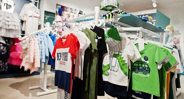 en una de las tiendas de ropa infantil, se muestran algunas prendas de niños