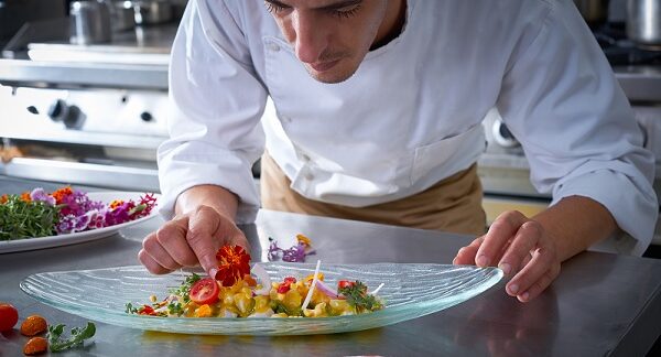 en uno de los restaurantes de cocina fusión, un chef prepara un plato