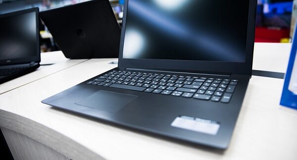 de los mejores laptops, una serie de laptops dispuestas en una tienda