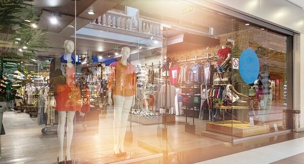 uno de los mejores outlets de moda, la entrada de esta tienda, con unos maniquíes exhibiendo ropa masculina y femenina