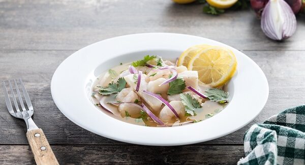 en uno de los restaurantes de comida peruana, un ceviche esta dispuesto en un plato listo para ser degustado