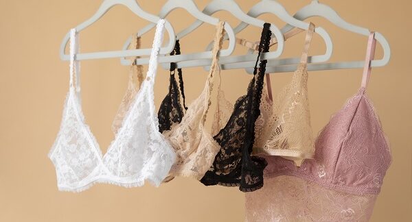 de las mejores tiendas de lencería, se encuentran exhibidas piezas de encaje en un fondo rosa