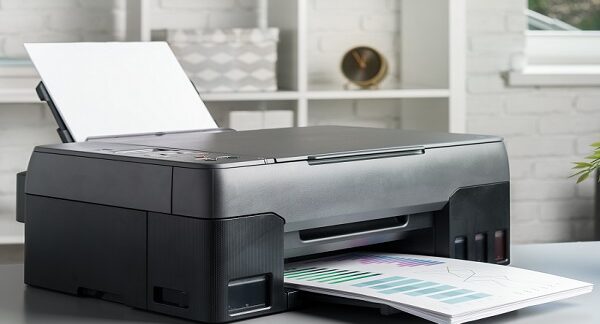 marcas de impresoras láser - una impresora imprime un documento a color con gráficos