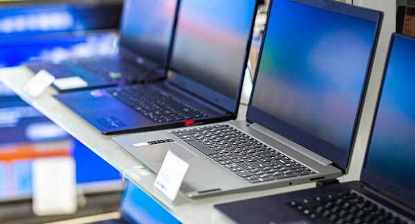 marcas de laptops - un tienda con laptops exhibidas