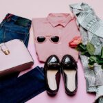 de las marcas de ropa femenina, un conjunto de ropa femenina dispuestas en un fondo rosa