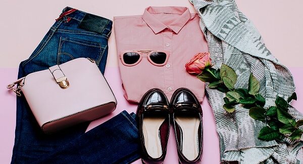 de las marcas de ropa femenina, un conjunto de ropa femenina dispuestas en un fondo rosa