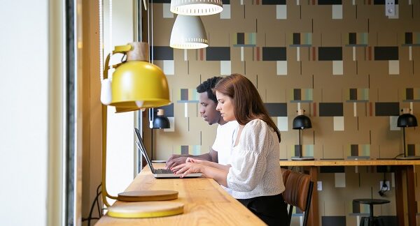 mejores cafés coworking - dos jóvenes trabajan en un espacio de cafetería