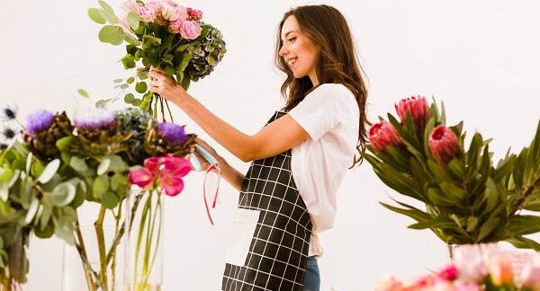 mejores floristerías boutique - una mujer prepara un ramo de flores