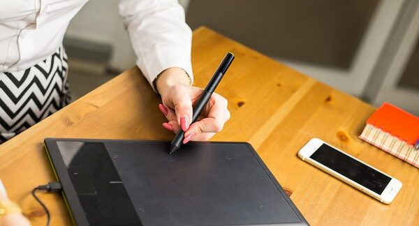 tablets para diseño gráfico - una diseñadora utiliza una tablet