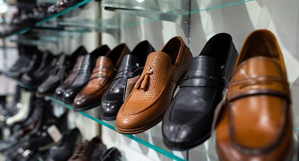 en una tiendas de calzado de lujo, se exhiben distintos zapatos en una vitrina