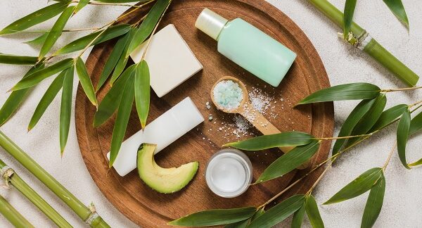 tiendas de cosméticos naturales - un serie de productos naturales en una tabla redonda