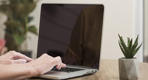 mejores marcas de notebooks - una persona usando una notebook