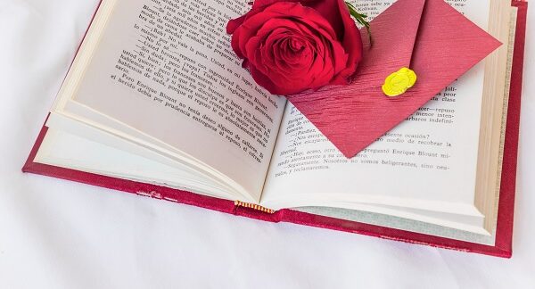 mejores libros de romance - un libro de romance abierto con una rosa y una carta