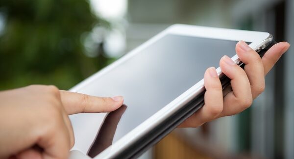 mejores marcas de tablets - una persona usa una tablet