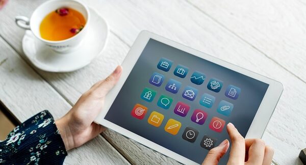 mejores tablets - una persona usando una tableta